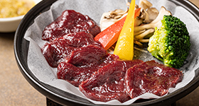 伊豆鹿のステーキ天城産山葵と大根ソース仕立て　舞茸　パプリカ　ブロッコリー