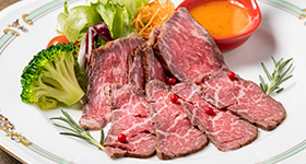 あしたか牛ロースとヒレのコンフィー　伊豆産みかん胡椒の特製ソース　フリルレタス　トレビス　ローズマリー　ピンクペッパー