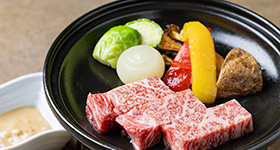 特選和牛静岡育ちの陶板焼き　ペコロス　パプリカ　インカの目覚め　舞茸　芽キャベツ　天城ソース